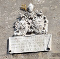 St. Peter Innenhof, Wappen des Stifts und des Abts Beda Seeauer und Inschrift am Turm.jpg
