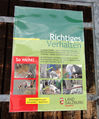Infotafel beim Salzburger Nutzviehmarkt über richtiges Verhalten beim Tiertransport und Tiertrieb.jpg