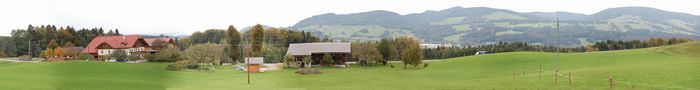 die Lage von Mühlgrub in der Landschaft, Mühlgrub neu dahinter, mit Blick zum Thalgauberg