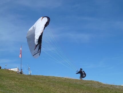 2 Paragleiter bei einem Rückwärtsstart auf der Schmittenhöhe.jpg